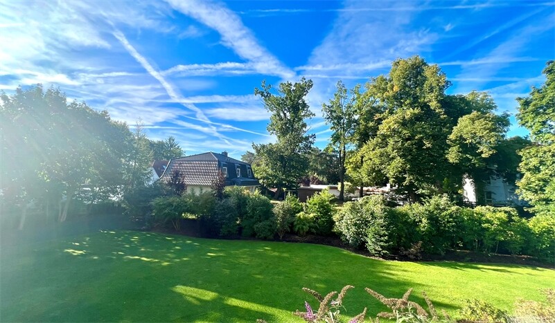 EXKLUSIVE ARCHITEKVILLA mit Indoor-Pool und Sauna- 1.670 qm Parkgrundstück- 200 Meter zum See