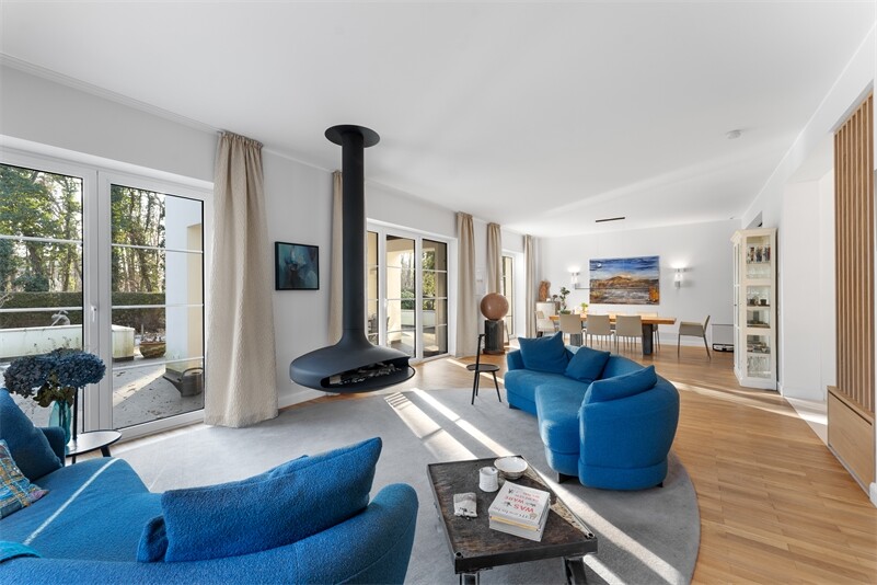 EXKLUSIVE DESIGNER- WALMDACHVILLA - 1.250 qm SONNENGRUNDSTÜCK mit modernem Pool