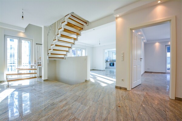 EXKLUSIVE ALTBAU-VILLA - auch für 2 Familien- 1.480qm Hanggrundstück am See