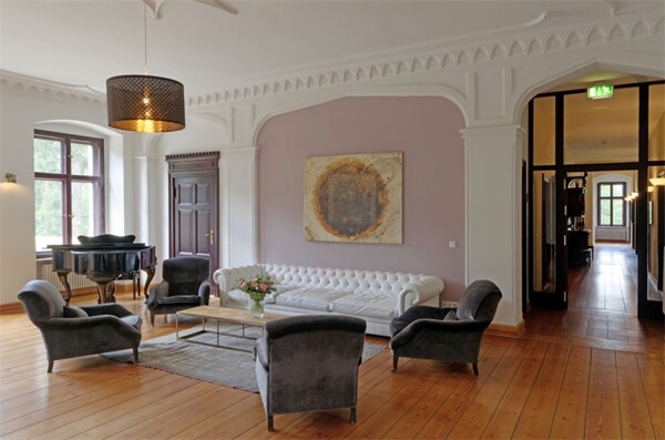 2.8 % RENDITE- 1.522,- pro QM- 7,5 Mio  saniert- Imposantes Schloss -25.000qm Parkgrundstück am See
