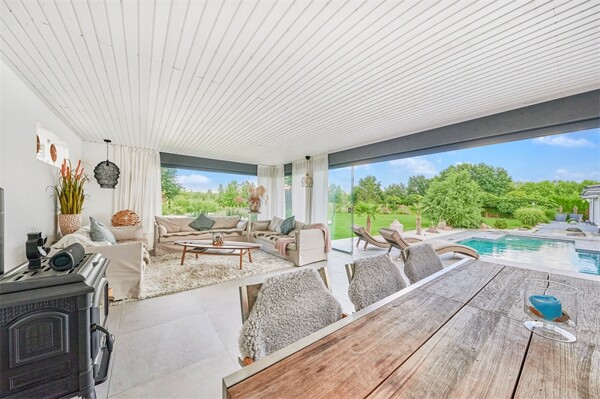 EXKLUSIVE 9-ZIMMER DESIGNER-VILLA für exklusive Ansprüche - mit POOL -und GÄSTE-HAUS!