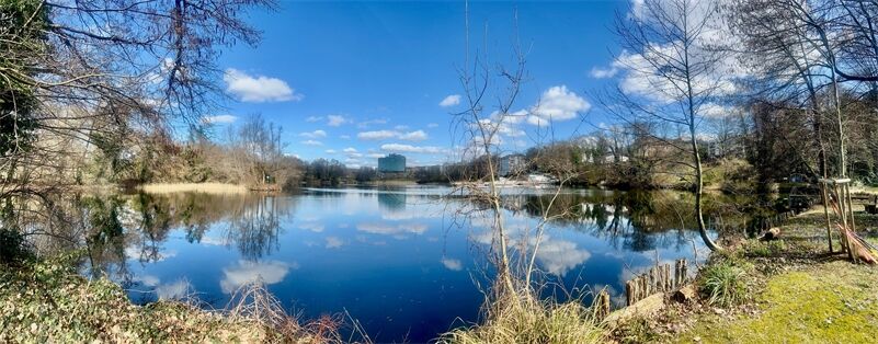 EINZIGARTIGE GARTEN-MAISONETTE mit Ballsaal mit Indoor Pool in Traumlage am See!