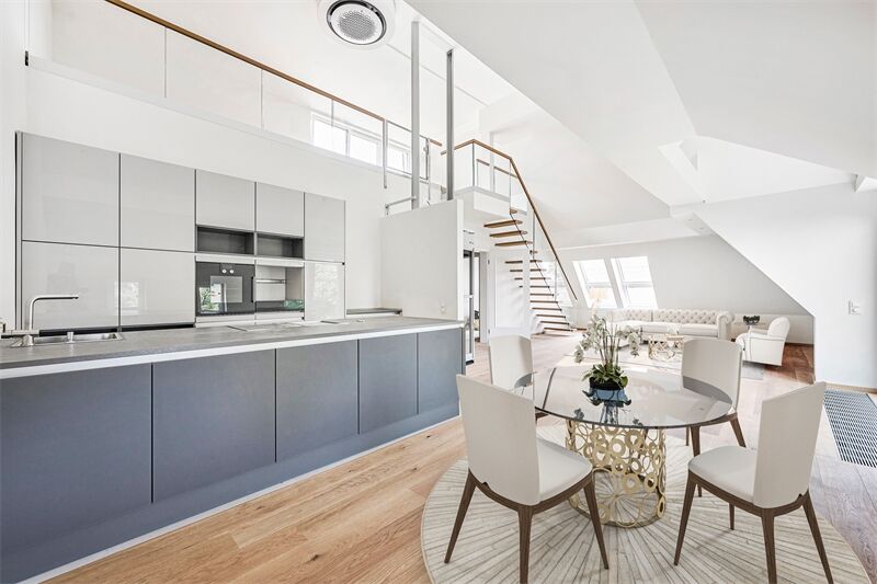 EXKLUSIVE GALERIE-MAISONETTE + Dachterrasse mit Weitblick -dicht am Park