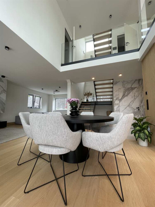 MODERNE GALERIE- ARCHITEKTENVILLA MIT POOL - aus dem Jahre 2023-