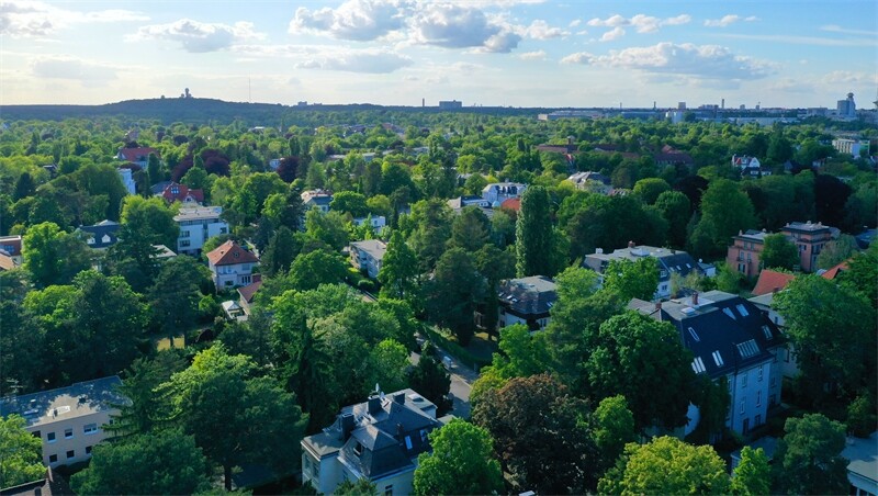 STILVOLLE VILLENHÄLFTE- in historischer Villenlage- vis á vis vom Park!