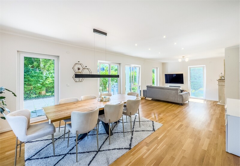 MODERNER & EXKLUSIVER 6 ZIMMER-NEUBAU - 2021 hochwertig modernisiert -650qm Sonnengrundstück