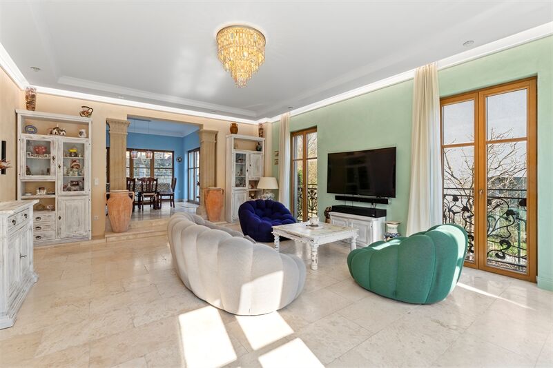 EXKLUSIVE VILLENHÄLFTE MIT HOCHWERTIGEM INTERIOR - dicht am See