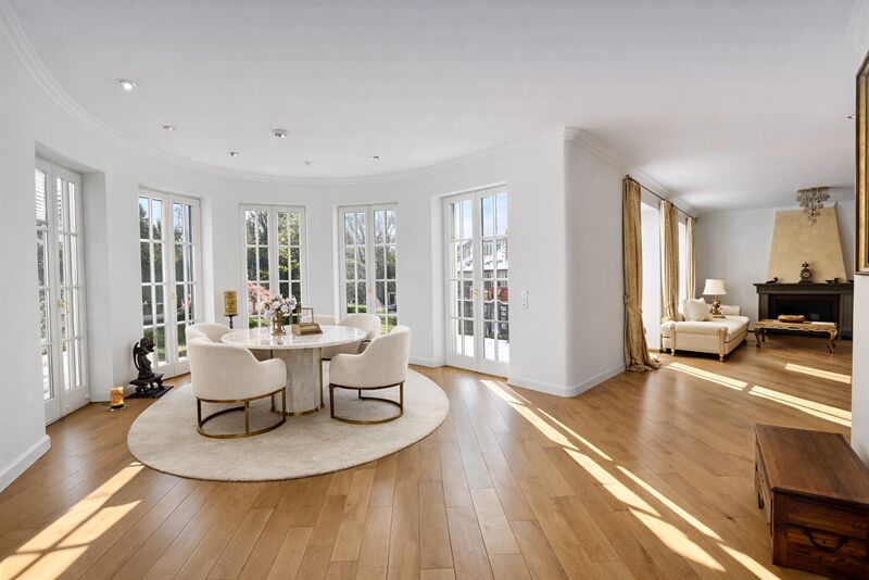 EXKLUSIVE LANDHAUSVILLA + POTENTIAL für 100 qm Wfl.-1.000qm Villengrundstück -vis a vis vom See