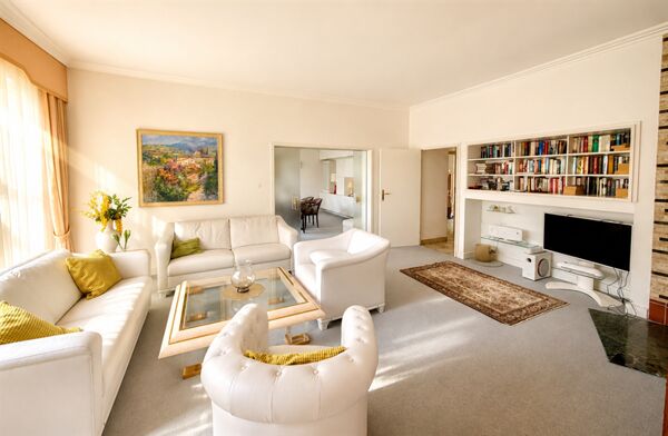 STILVOLLE 10 ZIMMER- VILLA für 1 bis 3 Familien- + 50 qm Schwimmhalle- 1372 qm Sonnengrundstück